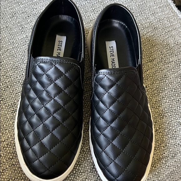 Steve Madden Electric/Eltro 1S1 Black Quilted Slip-On Sneakers Size 9 NWOT - Picture 3 of 8